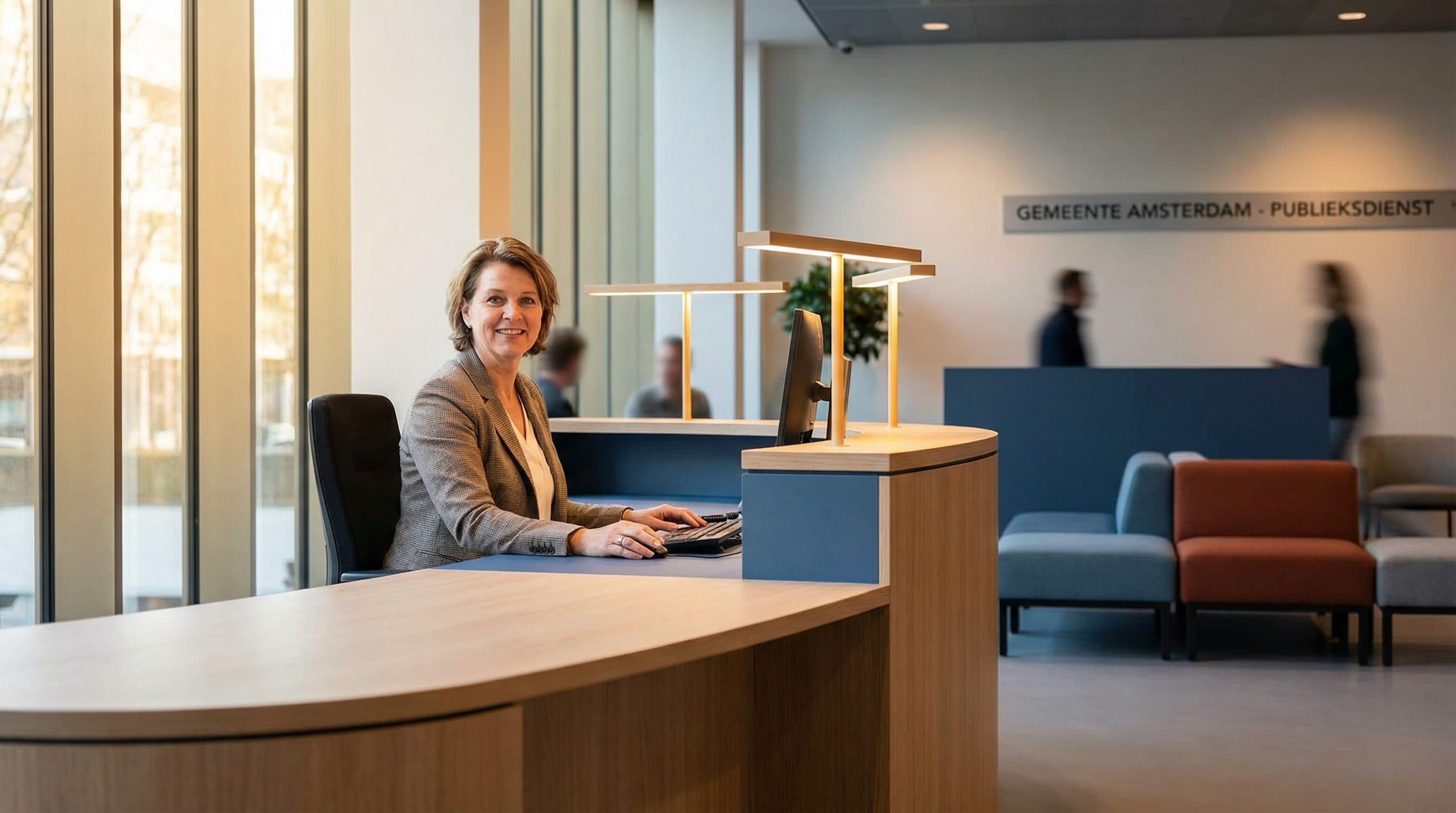 Medewerker aan balie publieksdienst